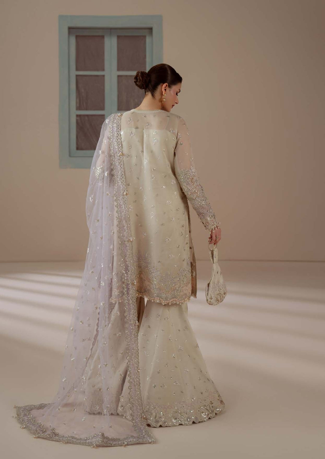 Enamour from behind, with a long lilac dupatta