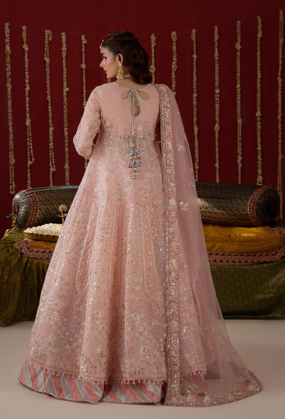 Lovelorn from behind, with a tie detail at the back